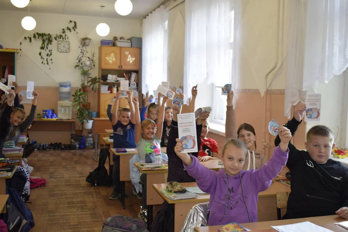 Педагоги МКУДО "Крутихинский ДЮЦ" провели игру-викторину "Знатоки ПДД" с учащимися МБОУ "Крутихинская СОШ"